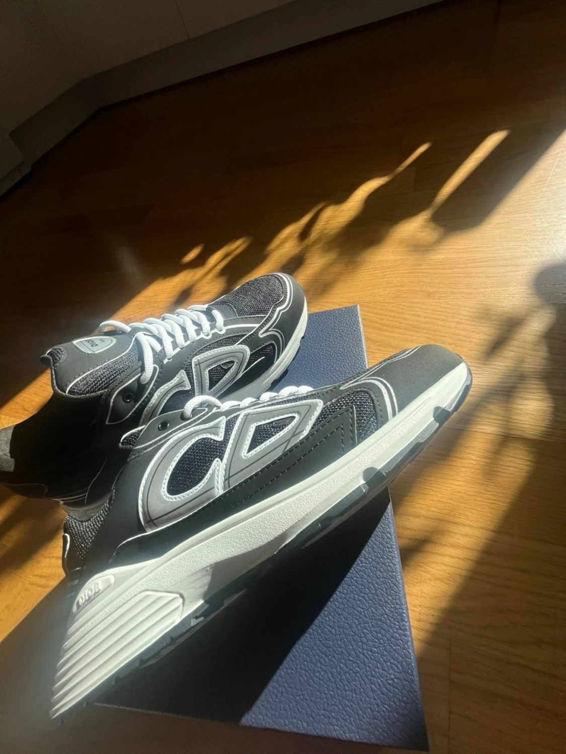 Svarta  sneakers med vita detaljer - 1