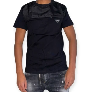 Prada T-Shirt, Svart, Storlek S - Helt ny, högkvalitativ replika. Modellen är 175 cm lång och bär storlek S på bilden. Pris: 899 kr. Leverans: Skickas inom 24 timmar. Notera: Begränsat antal- först till kvarn 