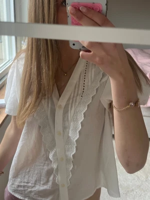 Vit blus med spetsdetaljer - Jättefin, köpt för 400kr❤️ använd en gång