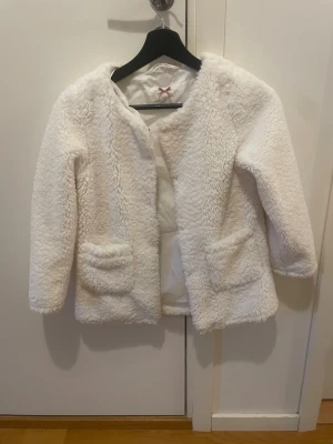 Vit teddyjacka med fickor - Gosig