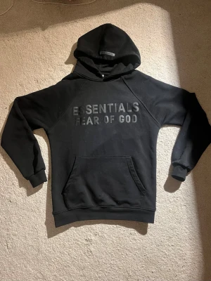 Essentials hoodie (nytt skick) - Hej, säljer nu min riktigt snygga Essentials hoodie då jag har en liknade. Skick 10/10 andvänd ca max 2-3 gånger. Skriv gärna om ni har några frågor eller fler bilder.
