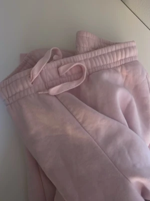 Rosa mjukis  - Ett par rosa mjukisbyxor från Gina tricot. Använt 2 gånger 