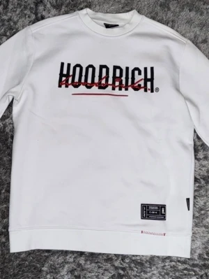  Hoodrich - Vit Hoodrich tröja i stroleken M. Den är i mycket bra skick. Använd ett par gånger men har inga tecken på skador eller användning.