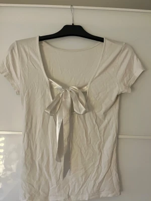 Tröja med rosett - Jättesöt tröja med rosett på baksidan från Lager 157 är i storlek medium och är i bra skick