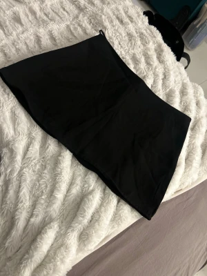 Svart kortkjol från SHEIN - Säljer en enkel och stilren svart kortkjol från SHEIN i storlek XS. Använd max 3 gånger! 🥰