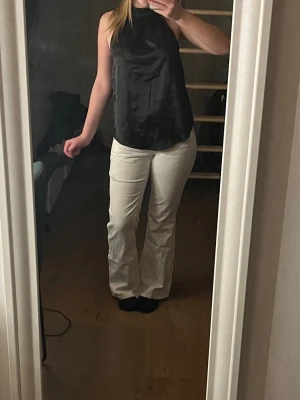 Festtopp - Säljer nu denna jättesnygga topp i satin då jag inte använder den längre. I jättefint skick! Skriv bara vid fler frågor💞💞