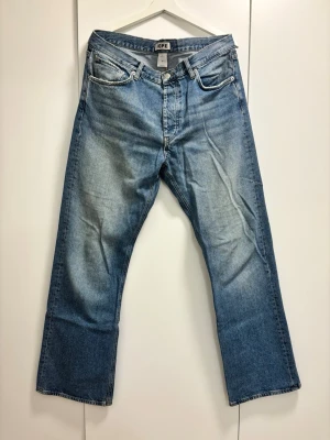 Hope Rush Denim - Ett par blåa jeans från Hope i storlek 33/33. Byxorna är knappt använda och i mycket bra skick. Nypris idag är 2300 kr.