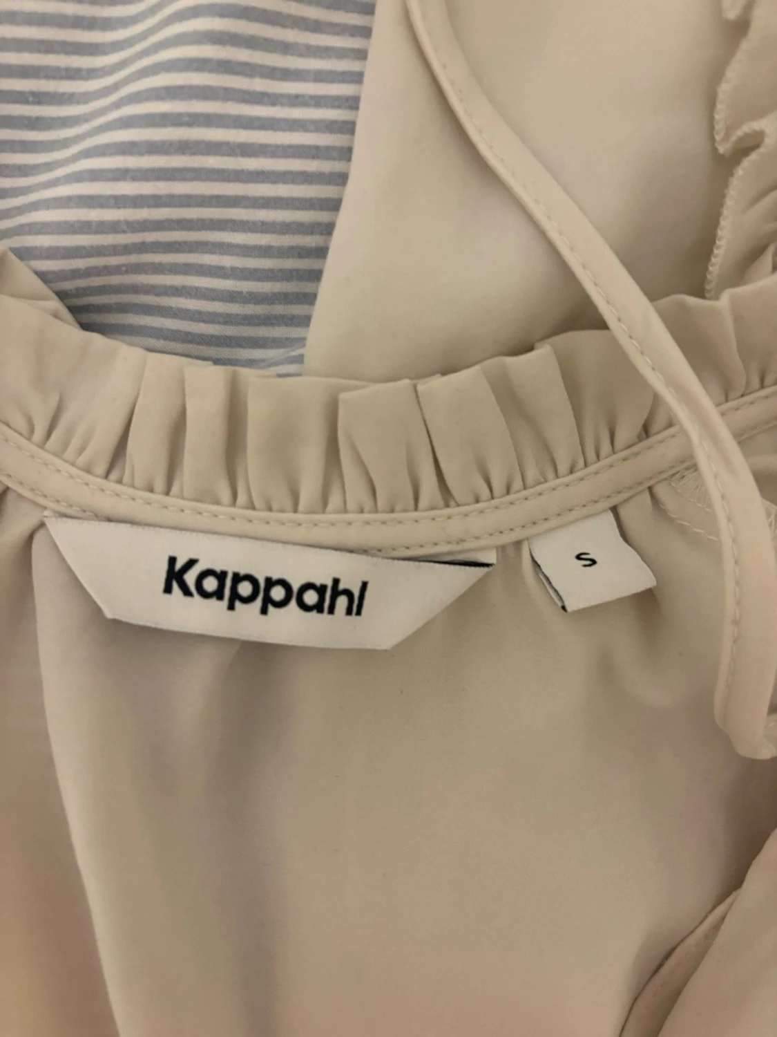 Beige blus med volang från Kappahl - 1