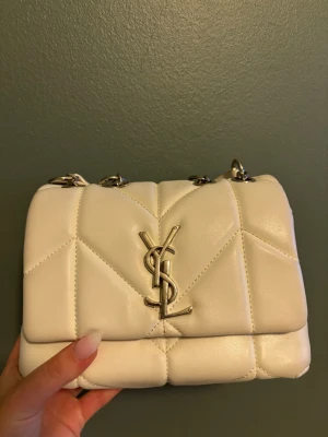 Vit YSL  - Jätte fin vit YSL köpt secondhand använd 1 gång 