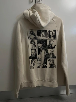 ERAS tour hoodie 2024 Taylor Swift - Äkta merch från Taylor Swifts ERAS tour I beige. Hoodie med huva och ett stort svartvitt Taylor Swift tryck på ryggen. Hoodien har en avslappnad passform och är tillverkad i mjukt material, perfekt för en chill och trendig look. Jag har endast använt den en gång på konserten och sedan bevarat som minne. Nytt skick. Ursprungligt pris: 1200. Mitt pris: 850
