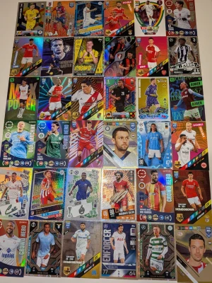 36 Sällsynta Fotbollskort⚽💫✨ - Säljer en stor samling fotbollskort från Match Attax och Adrenalyn, med olika spelare och lag från europeiska toppligor🔥⚽ Bland annat Erling Haaland och Mohammed Salah⚡ Kort i olika färger och holografiska effekter, flera specialkort som 'Man of the Match' och 'Enforcer'💯 Allt i mycket bra skick✨Perfekt för samlare eller fotbollsälskare.  Kontakta för mer info, priset kan diskuteras💲