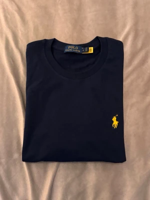 Ralph lauren T-Shirt - Ralph lauren T-shirt || Aldrig använd || 250kr || Storlek L || Skickar inom 24 timmar ||