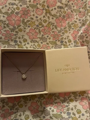 Lily and rose halsband  - Det lilla halsbandet från Lily and rose med vita diamanter. Aldrig använt. 