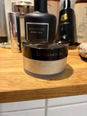 Laura Mercier Translucent Loose Powder - Säljer ett translucent löspuder från Laura Mercier. Perfekt för att fixera smink och matta ner huden utan att kännas tungt. Endast testat. Nypris 599:-