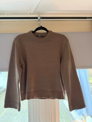 Beige stickad tröja Gina Tricot - Säljer en brun stickad tröja från Gina Tricot i storlek.💕💕