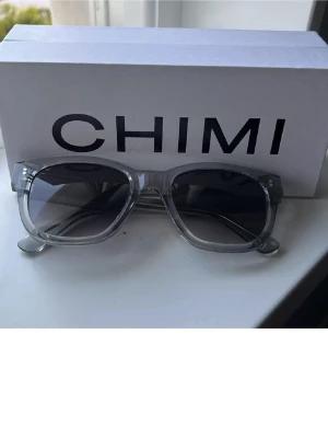 Gråa chimi solglasögon  - Säljer dessa chimi glajor, i grå färg. Använda lite förra året men inte så mycket, (man får med allt som är på bilderna) perfekta till sommaren, är i modellen 07.🙌