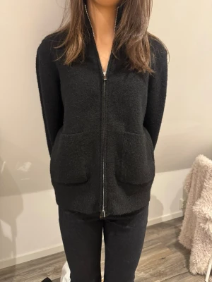 Svart zip-kofta från Gina  - Helt oanvänd från Gina. Säljer då jag har många liknande och den tyvärr inte kommer till användning 😇