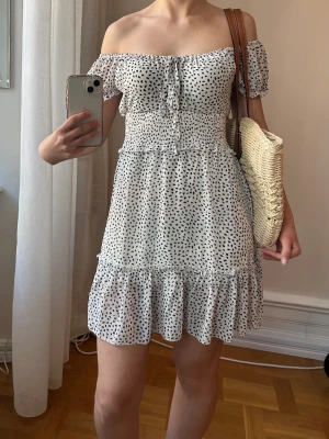  Offshoulder mini dress✨ - Söt offshoulder-klänning som är perfekt till sommarhangouts och standen✨Ger en söt avslappnad romantisk vibe med de fina puffärmarna. 