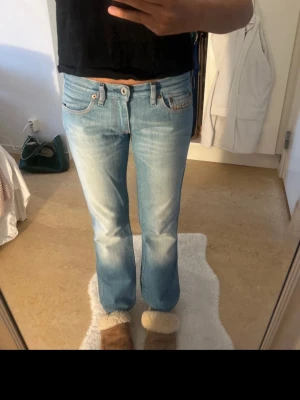Ljusblå bootcut jeans diesel - Säljer ett par ljusblå bootcut jeans med låg midja.  Original pris ligger på 1,2-2000                         Jag är 163cm för referens 