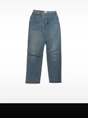 Blå raka jeans från Valentino - Snygga blå jeans från Valentino med rak passform och klassisk femficksdesign. Jeansen har läderpatch med logga bak i midjan och en liten metallogo på bakfickan. Tillverkade i slitstark denim, perfekta för en cool och avslappnad stil.