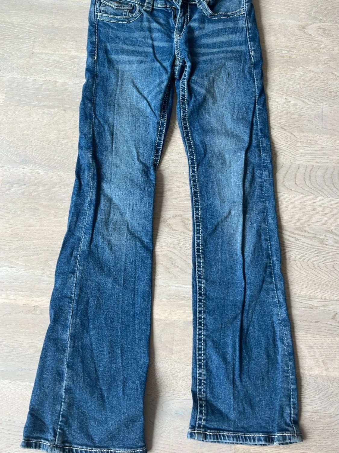 Blå bootcut jeans med detaljer