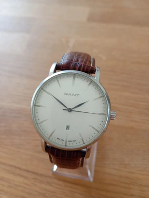 Gant Franklin 43mm Herrklocka - Säljer en snygg stilren herrklocka från Gant i gott skick enligt bilder. Enstaka repor som ej stör. Japanskt urverk som fungerar bra, originalarmband i äkta läder, datumvisare, vattentät, mineralglas osv. Behöver bara nytt batteri. Modell: No. 7043.  Nypris: 2200 SEK Mitt pris: 489 SEK  Skriv vid frågor och se gärna mina andra annonser! Skapar gärna deals och paketpriser för just dina behov!   Skickas snabbt och spårbart med alla möjliga fraktsätt.  Diameter 43 mm Tjocklek 8 mm Artikelnummer W70