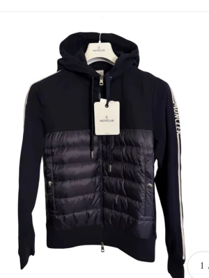 Moncler Cardigan - Moncler Cardigan Svart, Storlek : S, Tags finns kvar. Säljs då den är liten på mig, använd fåtal gånger och i extremt bra skick!