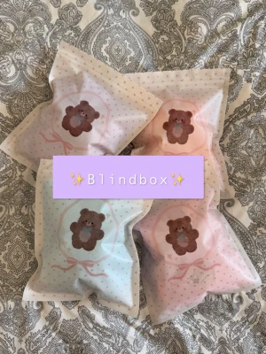Blindbox virkat djur - En handgjord blindbox med ett virkat gosedjur du kan sätta på väskan! När du köper får du en av påsarna men innehållet blir en överraskning🫶🏻 Vill du se vad som är i dom kolla min senaste TikTok -elisejacobsen.j