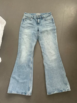 Utsvängda jeans - Jättesnygga jeans som tyvärr inte kommer till användning! I strl XS, men passar mig som kan ha både XS och S🫰🏼🫰🏼