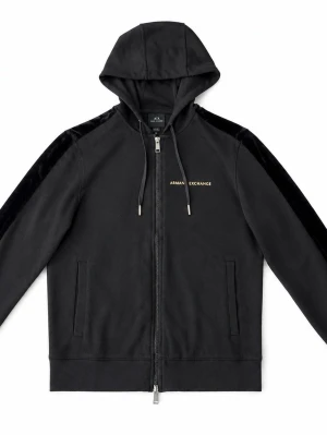 Svart hoodie från Armani Exchange - Snygg svart hoodie från Armani Exchange med dragkedja framtill och guldfärgad logga på bröstet. Hoodien är storlek xs men rätt stor i storleken. Knappt använd!