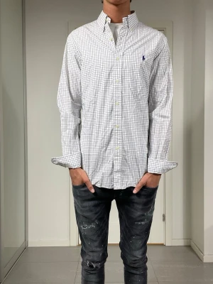 Polo Ralph Lauren Skjorta  - Säljer nu denna Polo Ralph Lauren skjorta, skriv för denna bilder/frågor🙌🏼