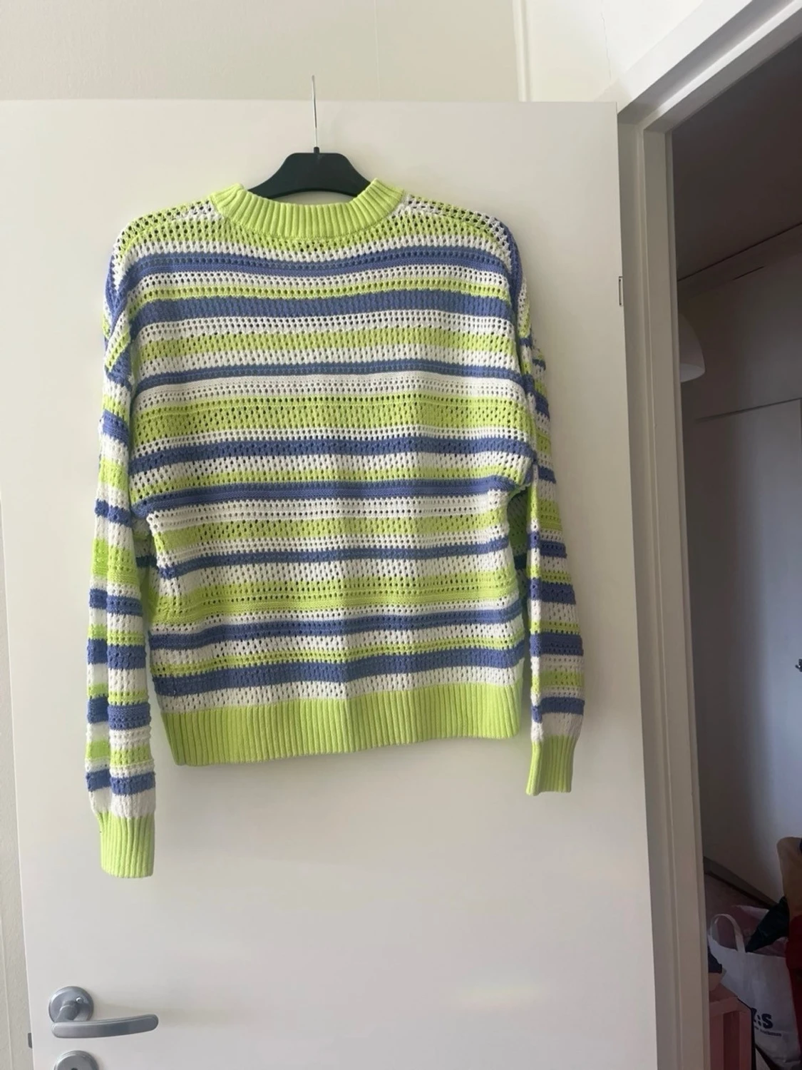 Randig stickad tröja i lime och blått - 4
