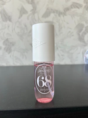 Sol de Janeiro 68 Perfume Mist - Sol de Janeiro 68 Perfume Mist med en fräsch och blommig doft. Flaskan är genomskinlig med rosa vätska och har ett stilrent vitt lock. Perfekt att ha med i väskan för en snabb uppfräschning när som helst. Säljer då doften inte riktigt passade mig.