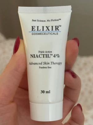 Elixir Niactil 4% gel 30 ml - Elixir Niactil 4% är en lätt, parfymfri gel för ansiktet som minskar rodnad, fina linjer och orenheter. Innehåller niacinamid och salicylsyra, är parabenfri och ger en fräsch glow. Tuben är vit och rymmer 30 ml. Perfekt för dig som vill ha en enkel hudvårdsrutin. Helt oanvänd 