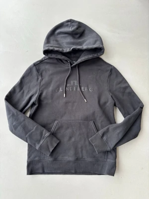 J Lindeberg Hoodie - Säljer en svart hoodie från J Lindeberg. Bra skick. Storlek S. Hör av er vid minsta fråga.