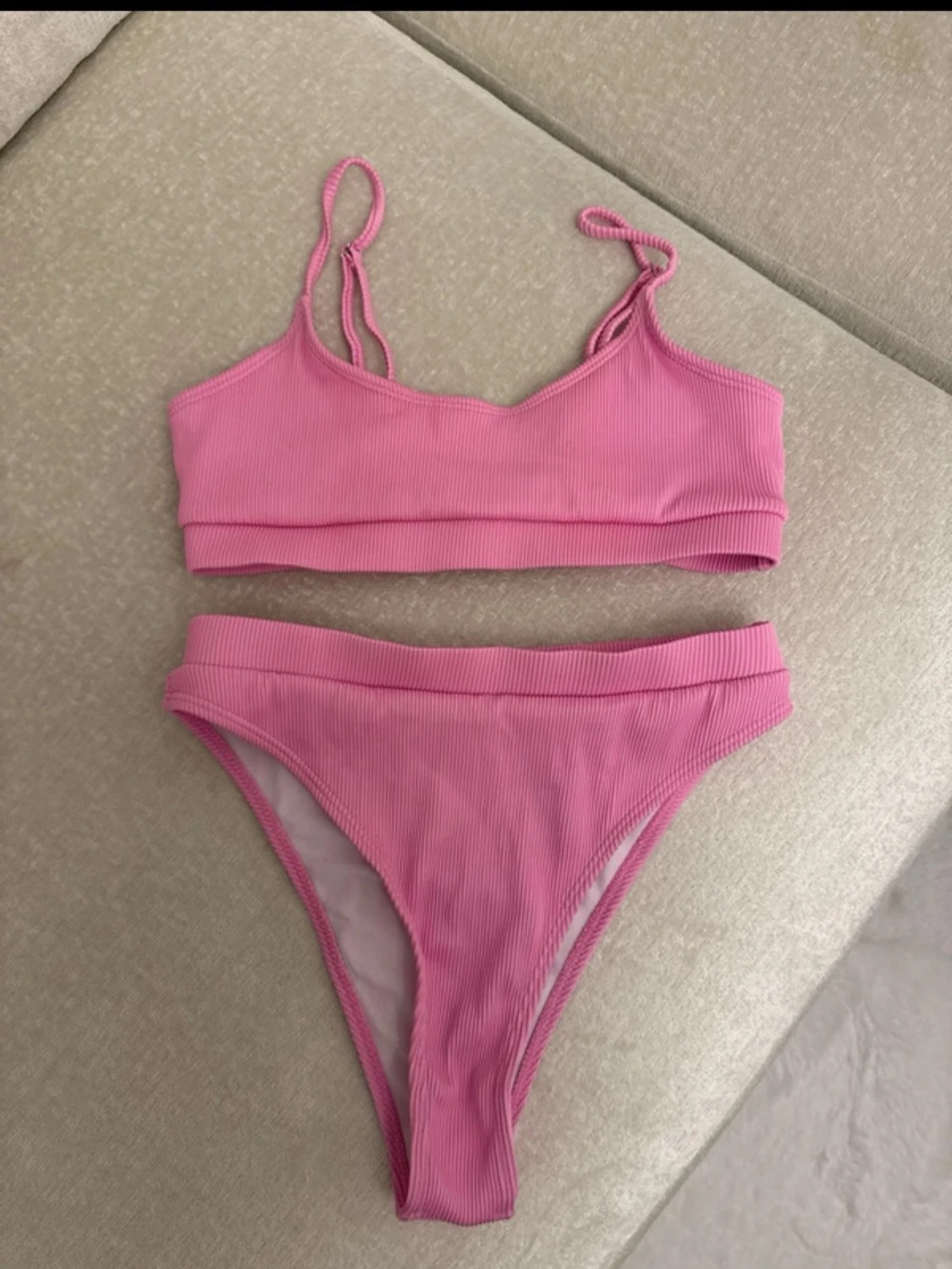 Rosa ribbad bikini med smala axelband