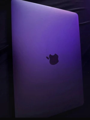 MacBook Pro  - MacBook Pro 13" från 2017 med Touch Bar. Datorn fungerar bra och är snabb i användning för surf, studier, film och enklare arbete. Batteri och tangentbord fungerar som de ska. Skärmen har dock ett fel/grafiskt problem där bilden ibland blir förvrängd eller får linjer/färger på vissa sidor och vid vissa vinklar. På andra sidor och vid vanlig användning kan skärmen se helt normal ut. Därför saljs den billigare och passar bra för någon som kan fixa skärmen eller använda med extern skärm. Specifikat