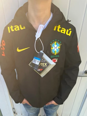 Nike - En skön svart vindjacka från nike med Brasilien logga