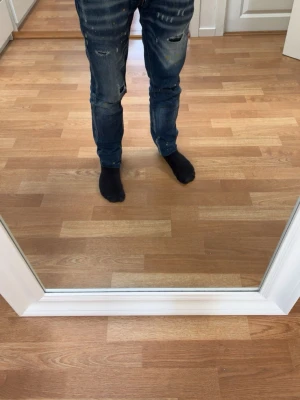 Dsquared 2 jeans - Fina dsq2 jeans som har blivit använda ett antal gånger men är i jätte fint skick