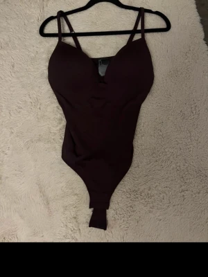 Body från H&M  - Jätte fin vinröd body från H&M i storlek M. Andvänd 1 gång.❤️
