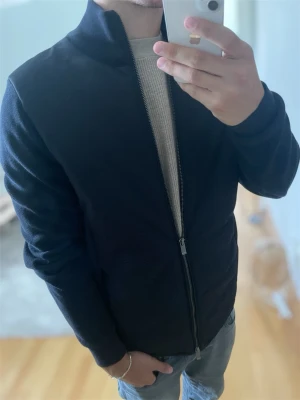Massimo Dutti Cardigan  - Riktigt snygg cardigan från Massimo Dutti i fint skick!