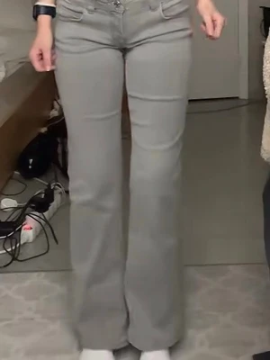 Lågmidjade utsvängda jeans - Bra skick, ljusgråa, storlek 164 från Ginatricot Young.