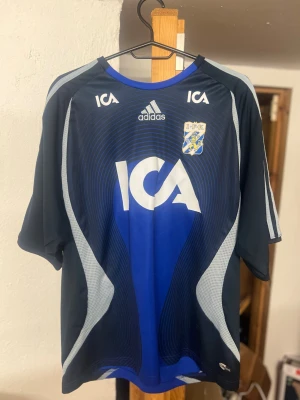 IFK Göteborg Adidas fotbollströja - Säljer en IFK Göteborgs tröja som jag inte har haft på mig till matcher på länge nu. Den är i bra skick och använd ett få tal. Storlek är lite oklart men det är med säkerhet M-L