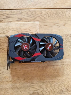 ASUS Cerberus GTX 1050 Ti 4GB grafikkort - Säljer ett ASUS Cerberus GTX 1050 Ti 4GB grafikkort med dubbla fläktar. Svart design med röda detaljer och robust plastkåpa. Perfekt för gaming och uppgradering av din dator. PCIe-anslutning och tydlig Cerberus-logga på fläktarna.