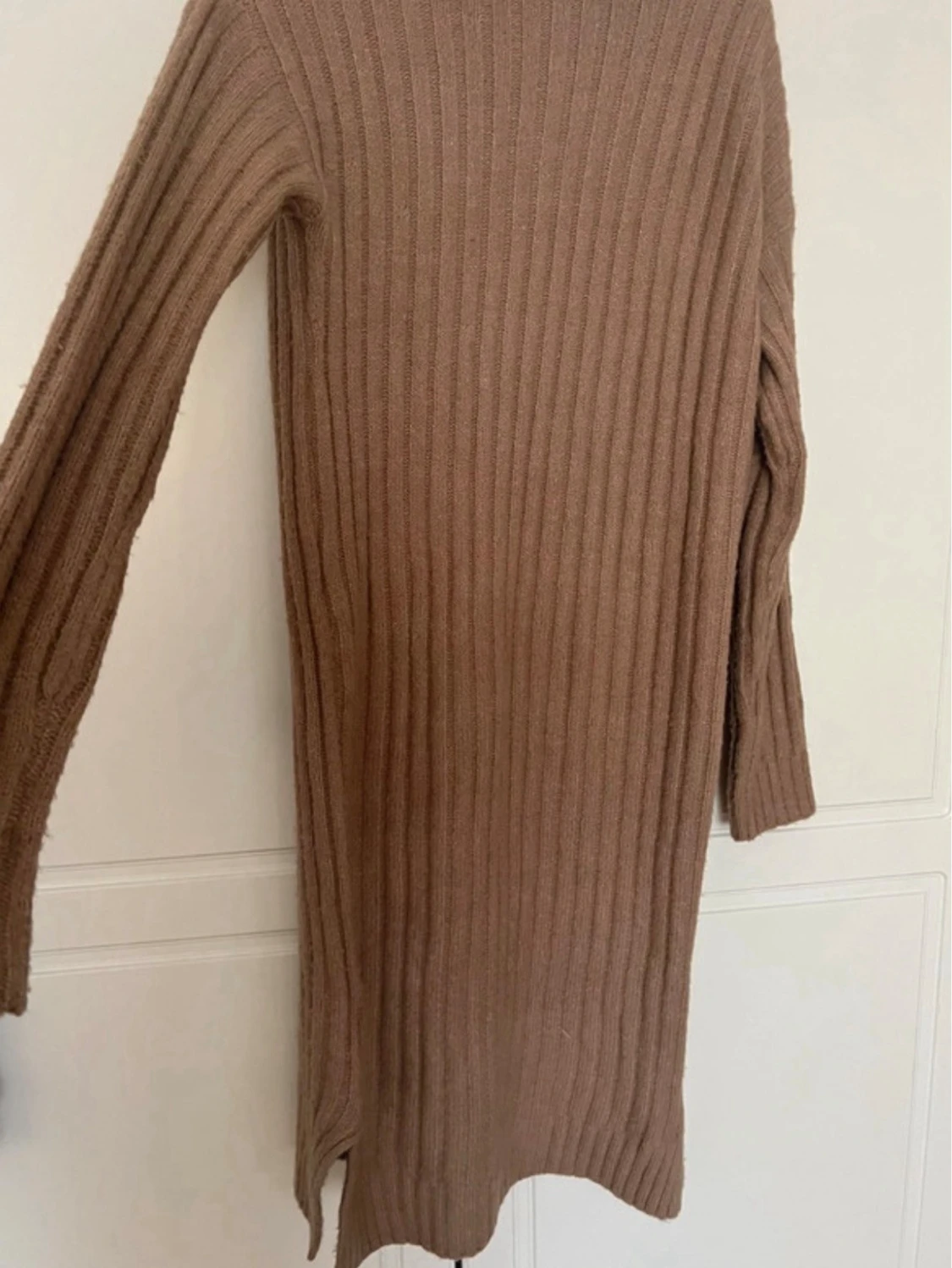 Beige ribbad stickad klänning - 1