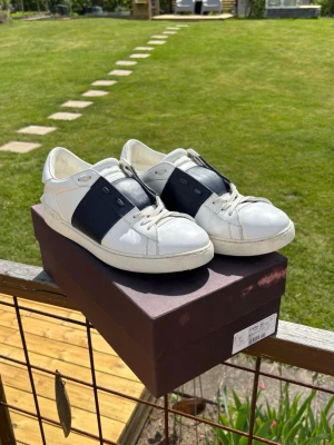Valentino Open sneakers blåvita - Säljer dessa otroligt trevliga opens. Skorna är i väl skick och har nyligen blivit rejält tvättade! Storlek 43, passar också 44! Hojta till om övriga frågor eller prisförslag😁