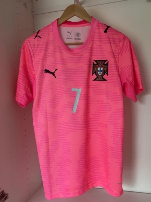 Portugal Matchtröja - Portugal Mathtröja - Ronaldo - Storlek S,M,L finns. - Hör av er för frågor. Fraktas direkt vid köp.