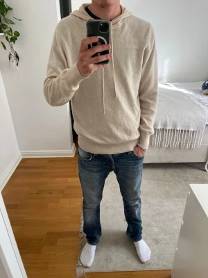 SoftGoat hoodie - Säker min beige stickad hoodie från SoftGoat. Tröjan är 100% Kashmir och är i väldigt bra skick. Skriv gärna för mer information!