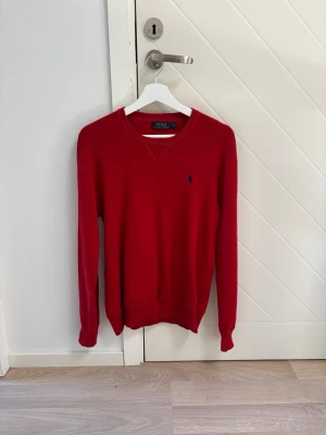 Röd tröja från Polo Ralph Lauren - Röd sweatshirt ifrån Ralph Lauren. Ny utan prislapp, använd en gång. 