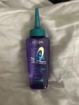 L'Oréal Elvital Hyaluron Pure Scalp - Lila plastflaska med turkos spets från L'Oréal Elvital. Innehåller 6% exfoliating complex och hyaluron pure, speciellt framtagen för att rengöra och fräscha upp hårbotten. Perfekt för dig med oljig hårbotten.
